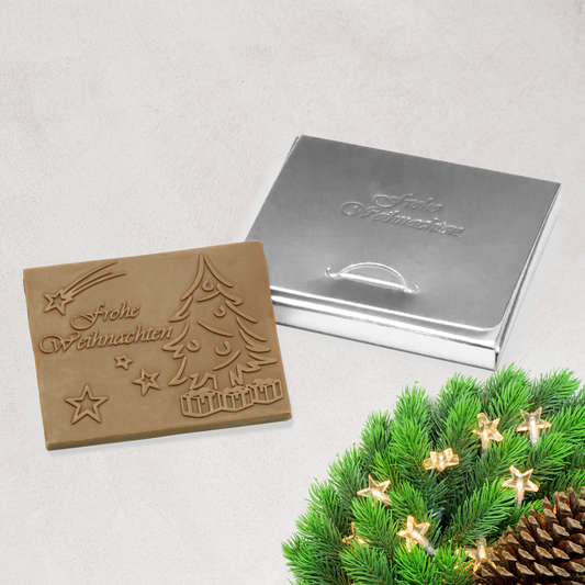Weihnachtskarten mit Schokoladenprägung in Goldbox, 5er-Set, Kartendesign: dunkelblauer Himmel mit Weihnachtsbaum, Schokoladenprägung: „Frohe Weihnachten“, Umschlag in Gold
