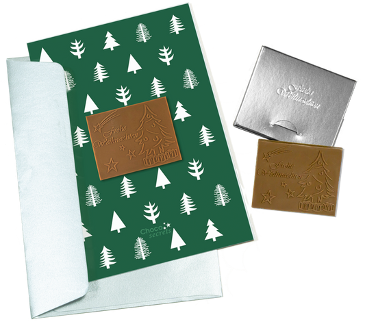 Weihnachtskarten mit Schokoladenprägung in silberner Box, 5er-Set, Kartendesign: grün mit Bäumen, Schokoladenprägung: „Frohe Weihnachten“, Umschlag in Silber